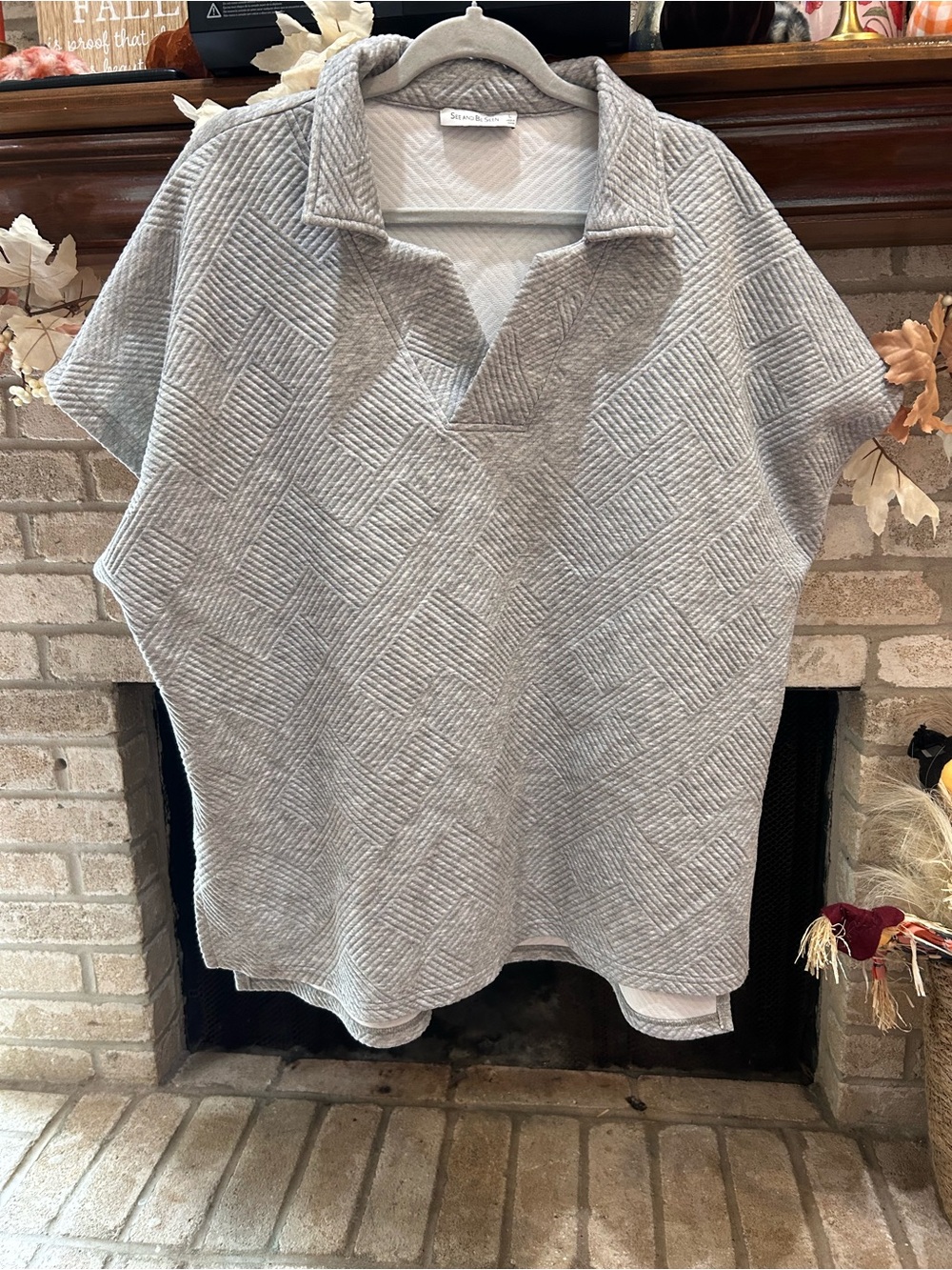 Bay Light Gray Textured Short-Sleeve Pullover EUC